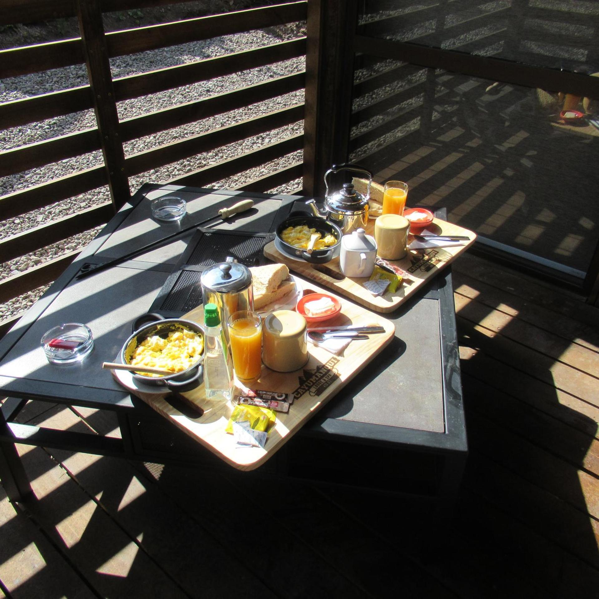 Desayuno de Cayumanque servido en la terraza