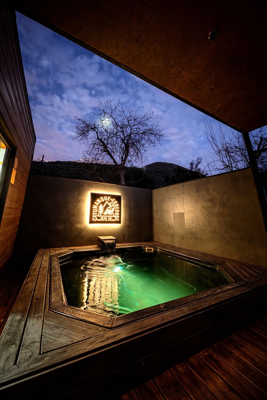 Piscina com hidromassagem da Suite iluminada ao anoitecer